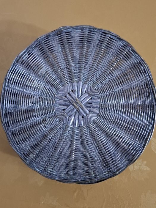 Vând coșuleț împletit metal