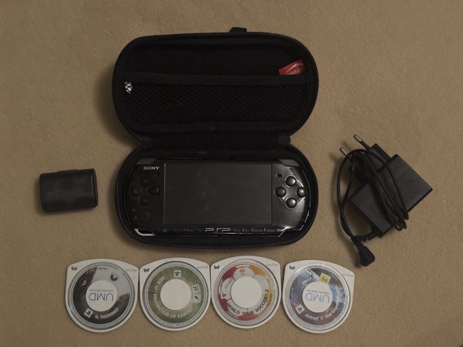 Pachet Colecție Sony PSP (Playstation Portable) 3004 Modat + Cameră GO PSP-300 + 12 Jocuri