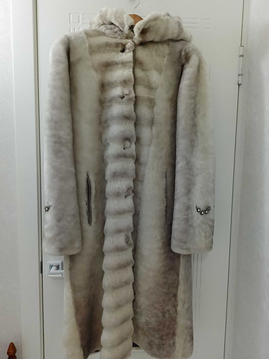 Шуба с капюшоном мутон 6/у
