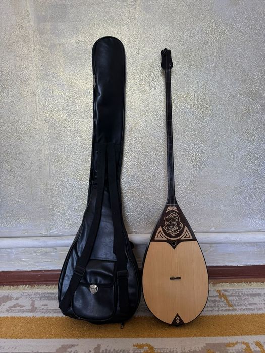 Домбыра шырша ағашынан