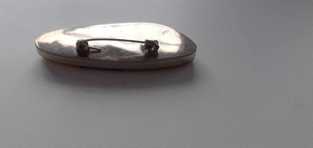 Янтарная брошь в металлическом корпусе - сакта