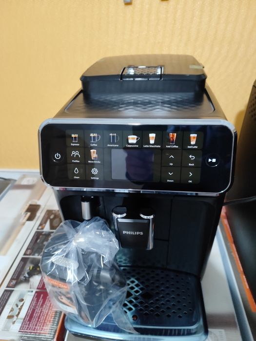 Espressor automat Philips Seria 5500 LatteGo 2025