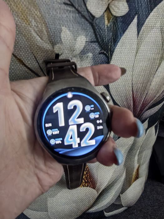 Huawei watch 5 .
