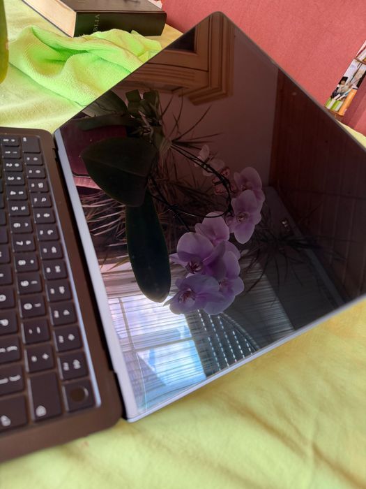 Apple MacBook Air M2 2022, 13", 8GB RAM, chip Apple M2, macOS Tahoe, stare foarte bună