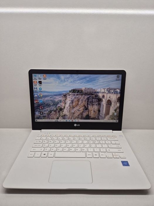 Oppoq noutbook keldi Koreadan