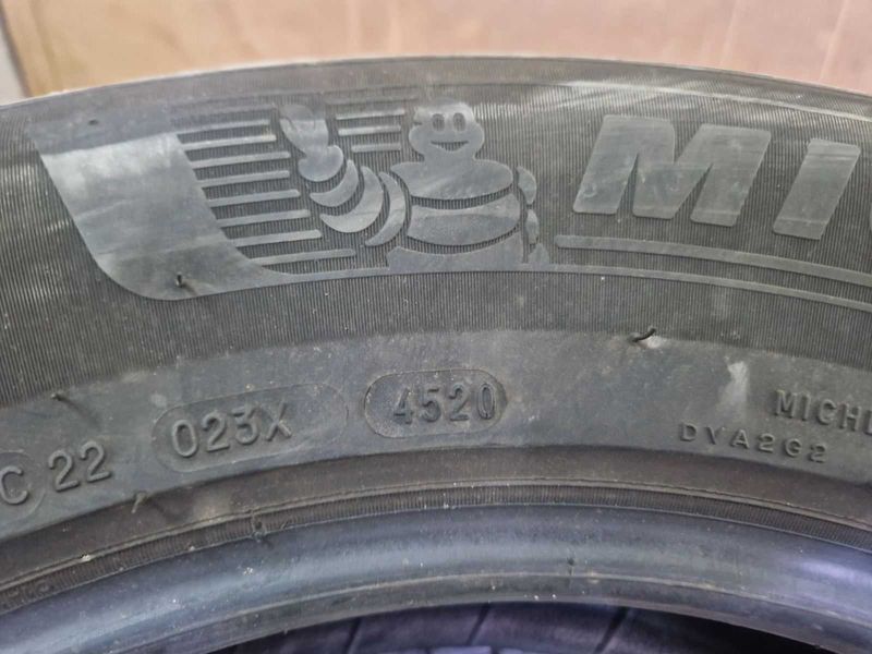 2 Michelin R17 215/65
летни гуми
DOT4520