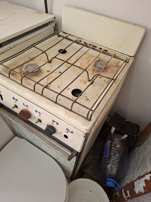 2 Кровати,подставка 2шт продается для телевизора