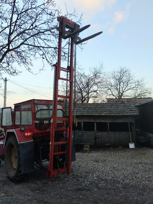 Vând încărcător tiranți aproape nou