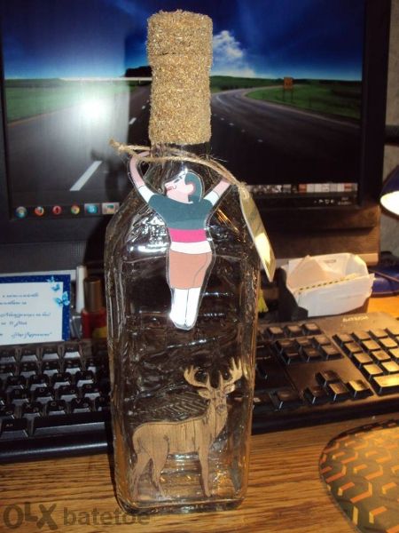 Бутилки с дървени фигури