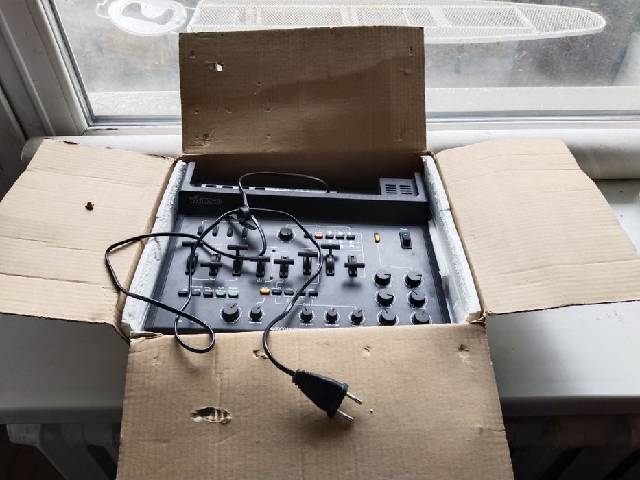 Микшерскии пульт и гитарный усилитель