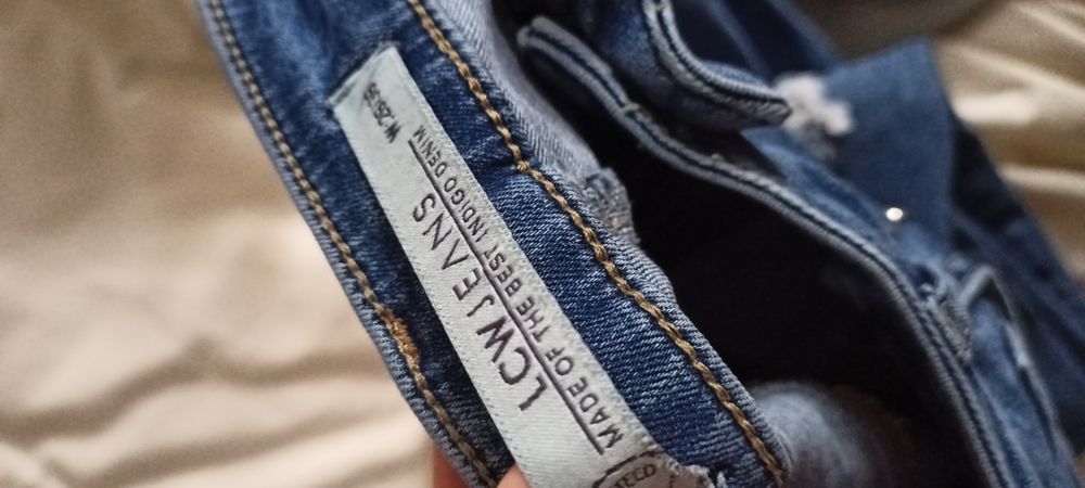 Blugi  Jeans aproape noi