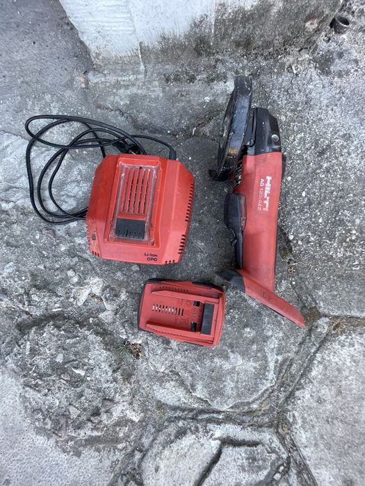HiLTi  ъглошлайф AG 125-A22 с батерия и зарядно цената е за комплекта