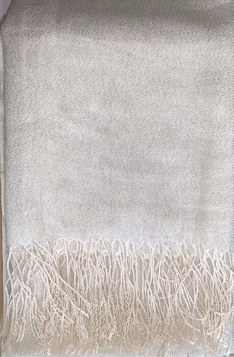 Бежов шал със сребърни нишки и бяла шапка п