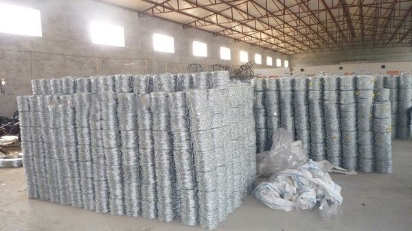 Колючая проволока от производителя.