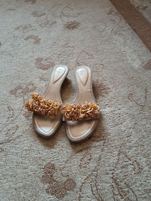 Продам босоножки