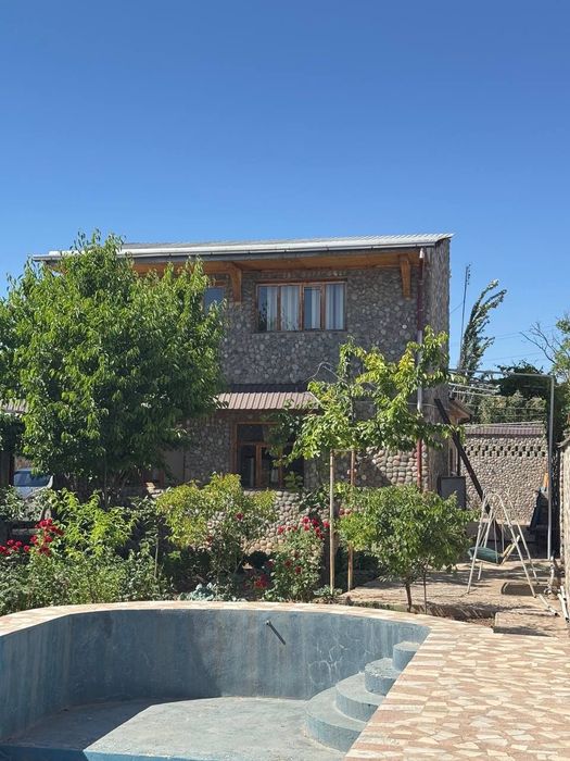 Uy sotiladi 2 etaj 7 sotik