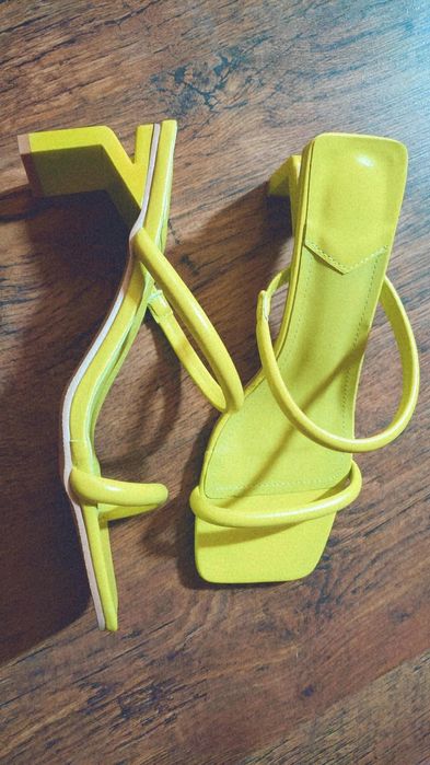 Женские босоножки