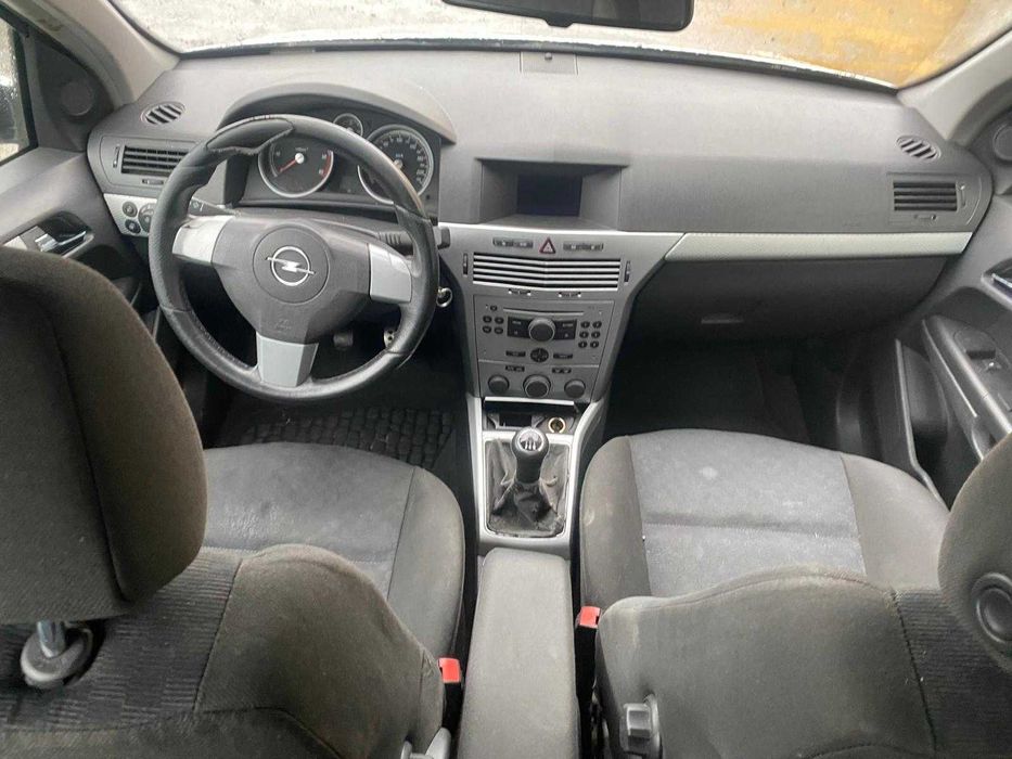 dezmembrez opel astra H 1.7 euro 3/capota astra h/usa astra h