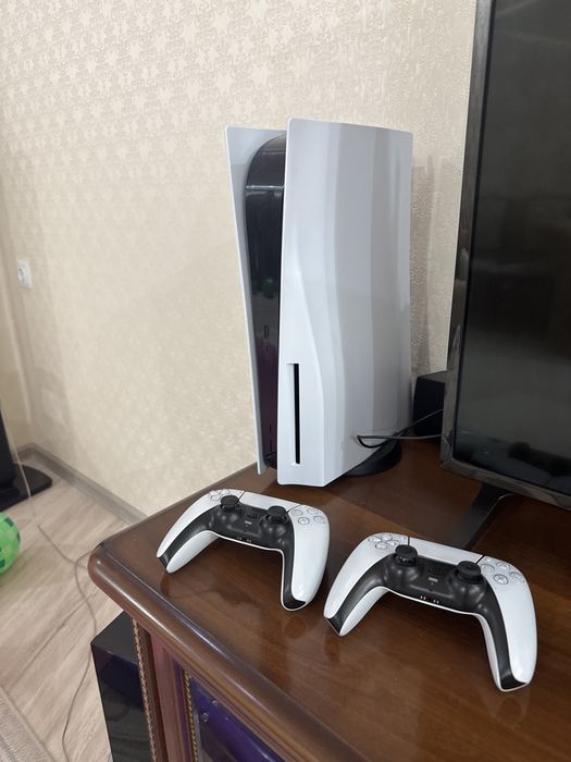 Playstation 5 с дисководом , 2 джойстика, состояние идеальное.