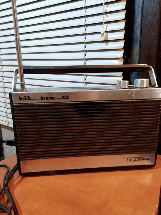 Стари транзисторни радио приемници.