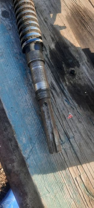 Вал резбовой с бронзовым бегунком.