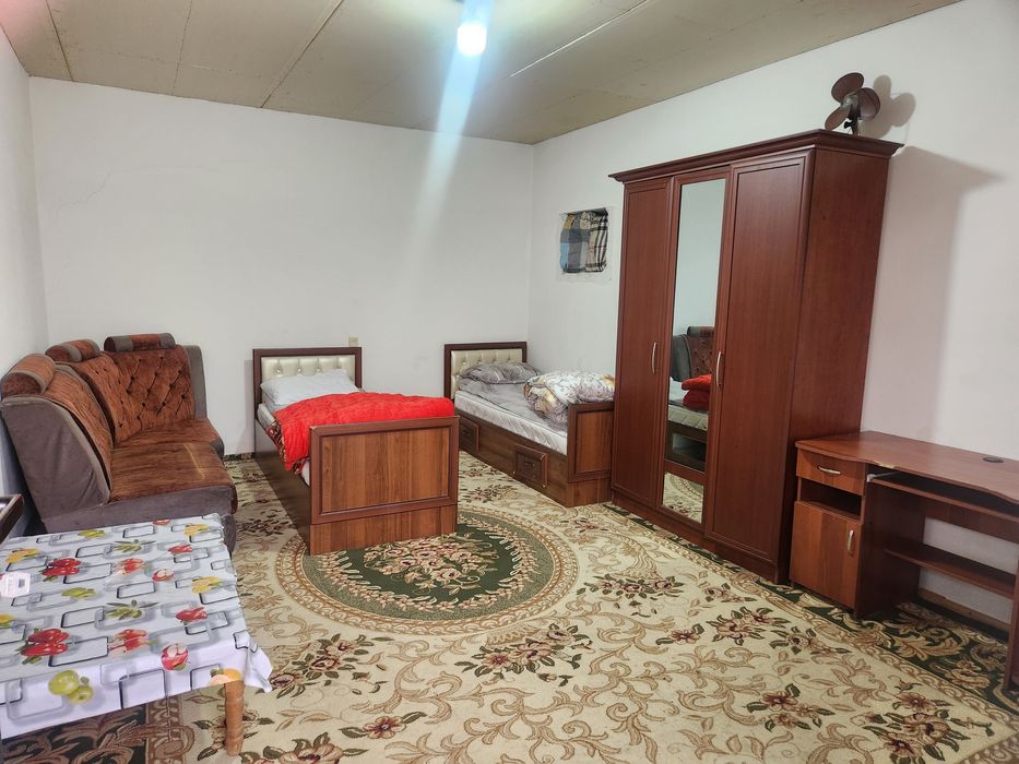 Кунлик ва ойликка ижарага хоналар берилади. Куйлик бозори якинида.