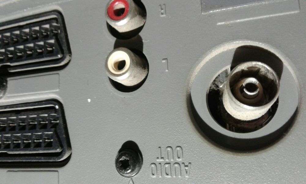 Телевизор большой.