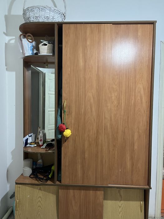 Шкаф-купе с зеркалом, вместительный