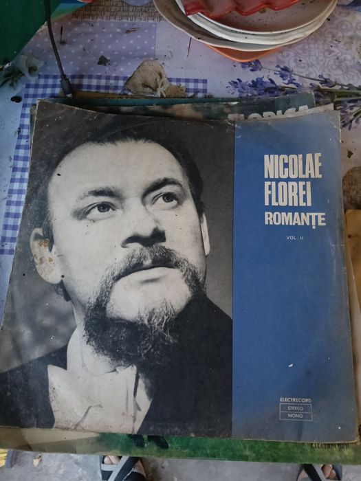 Vand lot de 8 discuri cu muzica populara românească, sunt in stare bună. Banii sunt acceptați doar prin curier nu pe card