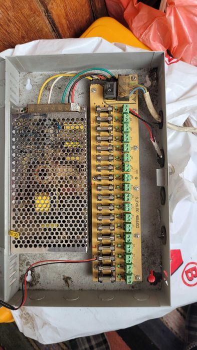 Импулсен захранващ блок, 12V/10A, 18 Изхода - захранване за камери