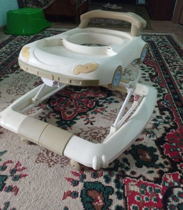 Продам коляску в хорошем состоянии в подарок ходунки