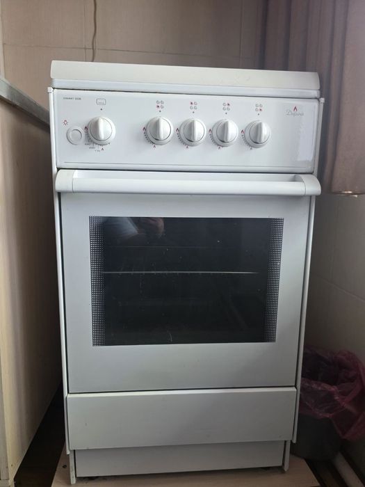 Срочно продаётся газ плита размеры 50х50