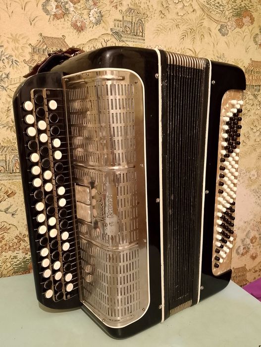 Продам Баян Мелодия