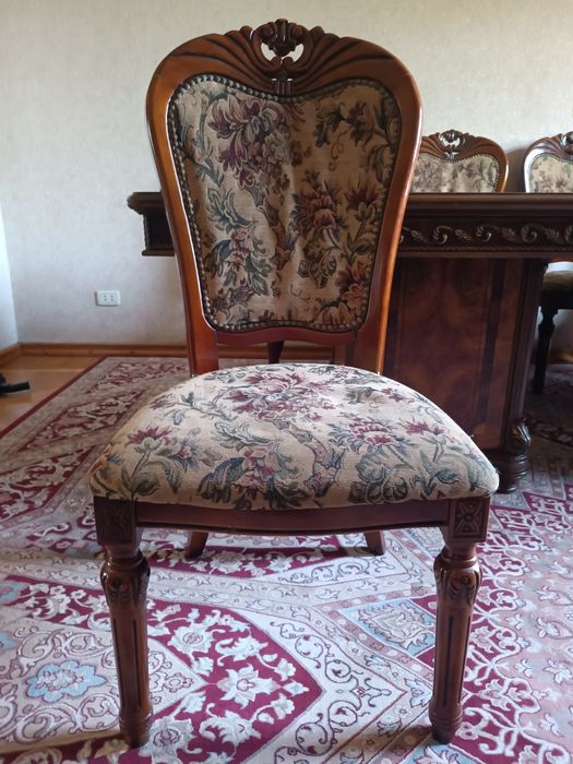 Продается стол и 6 стульев