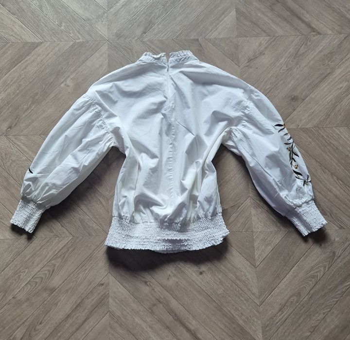 Bluză albă cu broderie pe mâneci
