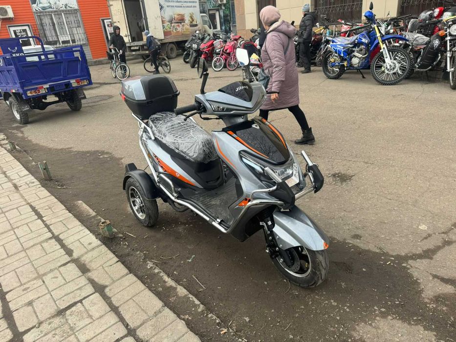 Скутер ,трицикл, три  колеса