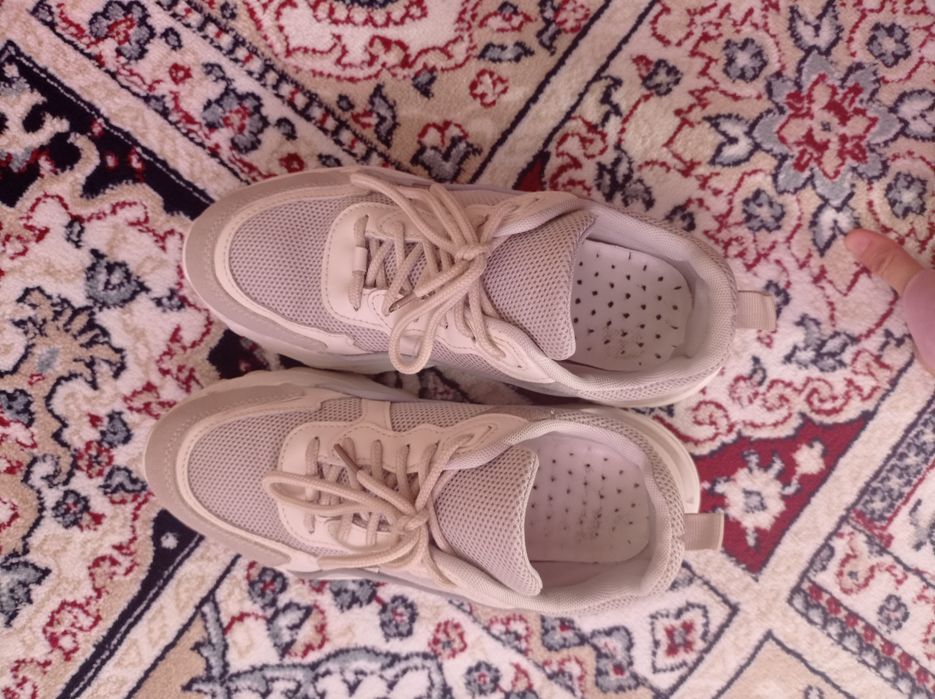 Продам женский кроссовки