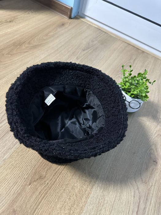 Дамска черна шапка (мекичка)