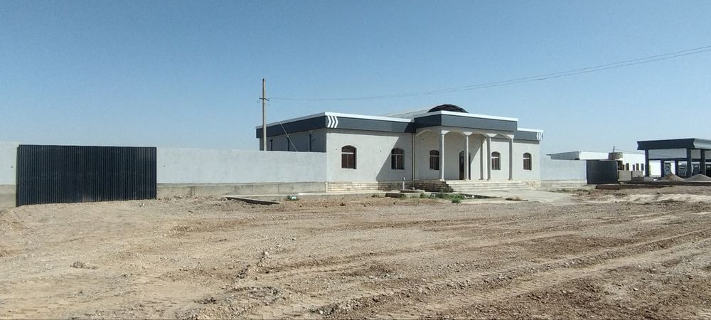 Noturar bino sotiladi