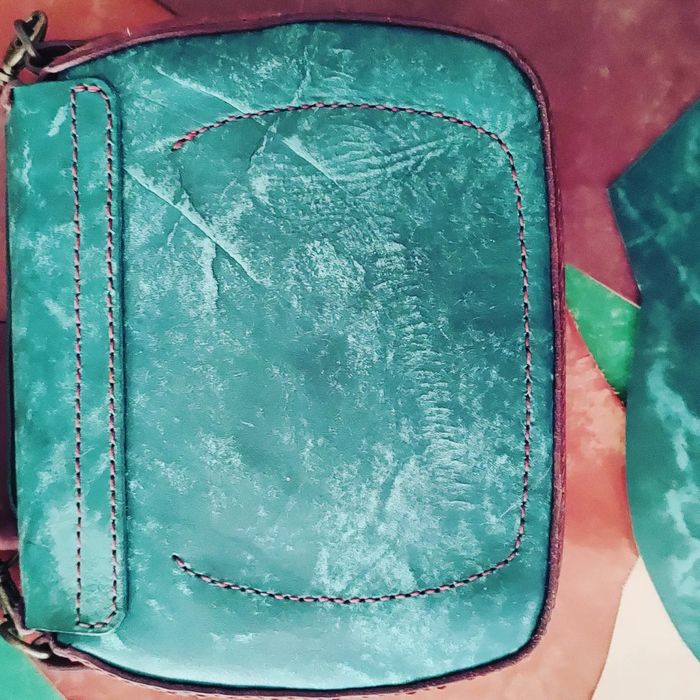 Ръчно изработени чанти и аксесоари от дъбена висококачествена кожа.