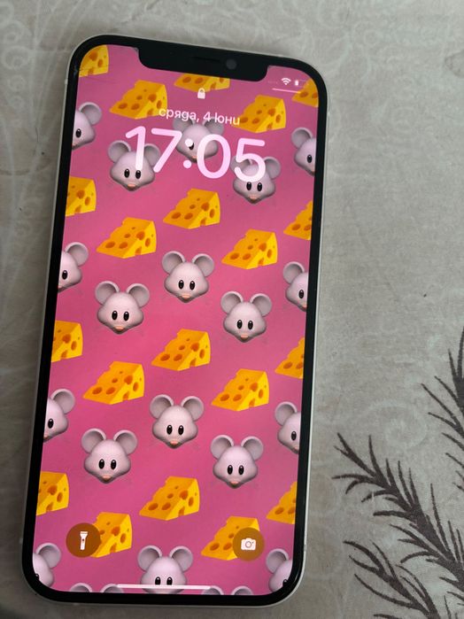 Iphone12  бял  в добро състояние