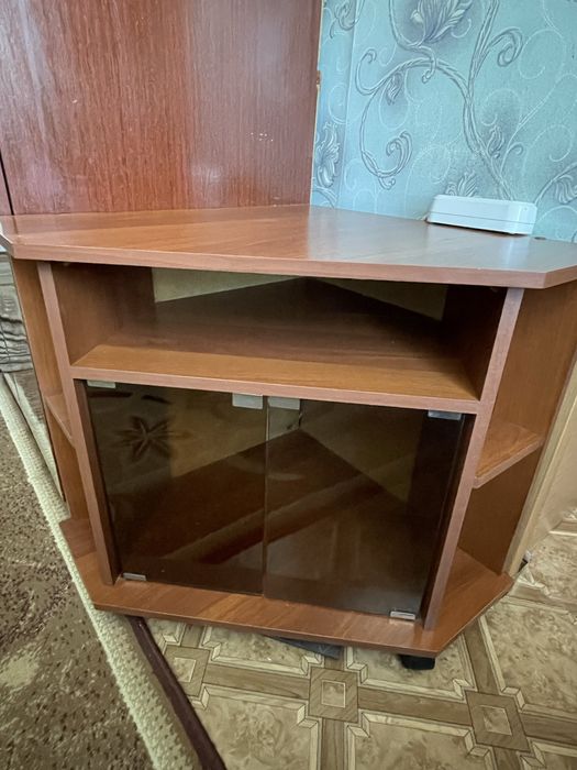 Угловая тумба со стеклами