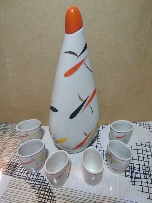 Штоф фарфоровый со стаканчиками