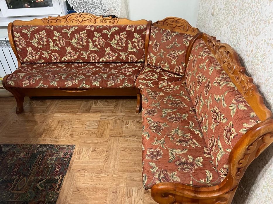 Продам обеденный стол и угловой диван. Обязательно самовывоз