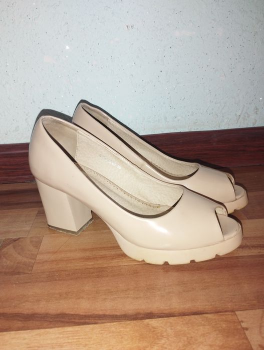 2 пары босоножек