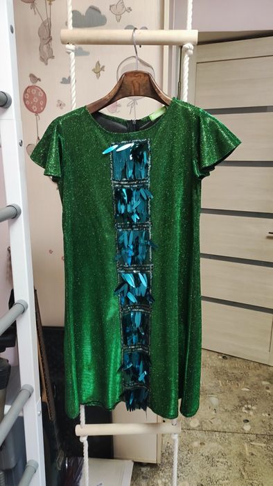 Отдам Праздничные платья на девочку-подростка