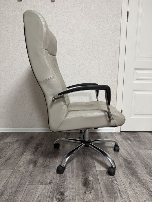 Офисное кресло кожаное