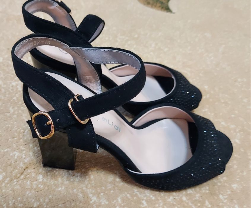 Продается босоножки