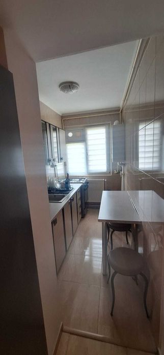Închiriez apartament cu 2 camere.