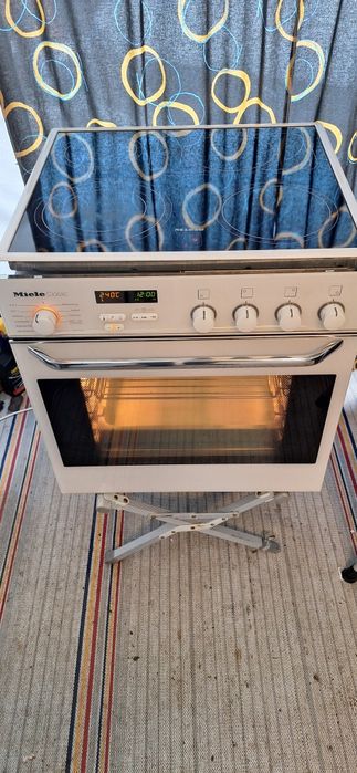 Фурна за вграждане с керамични котлони Miele